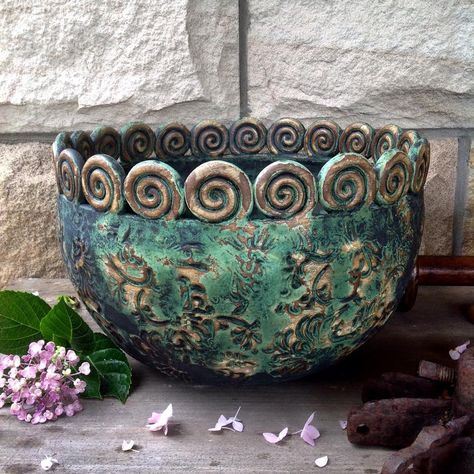 Ceramics Bowls Designs, Pottery Artist, Coil Pottery, Coil Pots, Beginner Pottery, Pottery Handbuilding, Garden Pottery, Deco Originale, Slab Pottery