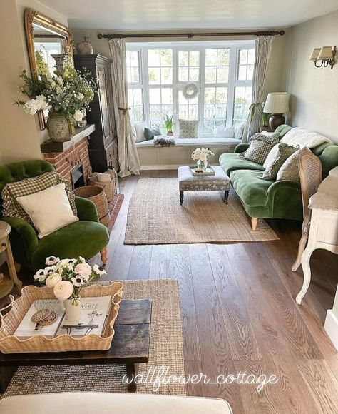 Pretty In The Pines Living Room, Fairy Cottage Living Room, Cozy Welcoming Living Room, New England Interior Design Style, Vintage English Cottage Interiors, English Cottage Living Room, Salons Cottage, Cottagecore Living, Kusadasi