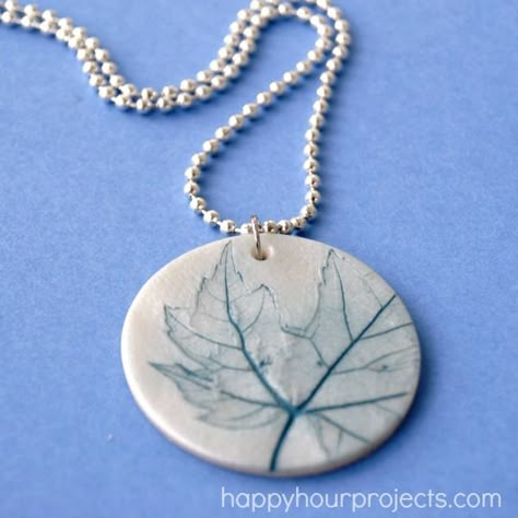 Leaf-Imprint Polymer Clay Pendant at happyhourprojects.com Jewelry Websites, Diy Leaves, Diy Pendant Necklace, Tanah Liat, Necklace Ideas, Polymer Clay Pendant, Clay Necklace, Polymer Clay Projects, Nature Inspired Jewelry