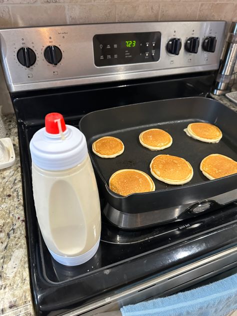 Breakfast Hacks, Pancake Dispenser, Batter Dispenser, Pancake Batter Dispenser, Breakfast Hack, Pancake Breakfast, Muffin Batter, How To Make Pancakes, Breakfast Pancakes