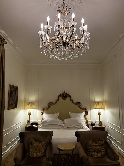 Plaza Hotel Room Aesthetic, Traditional Hotel Room Interior Design, Fancy Hotel Bedroom, Plaza Hotel New York Room, French Hotel Bedroom, Plaza Hotel Aesthetic, Hotel Aesthetic Bedroom, Hotel Rooms Aesthetic, Classic Hotel Room