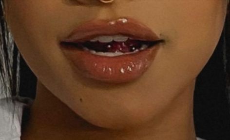 Tounge Web Piercings, Tongue Web Piercing Aesthetic, Snake Bites Tongue Piercing, Under Tounge Piercing, Tongue Piercing Black Women, Under Tongue Piercing, Hidden Piercings, Tongue Piercing Aesthetic, Tongue Web