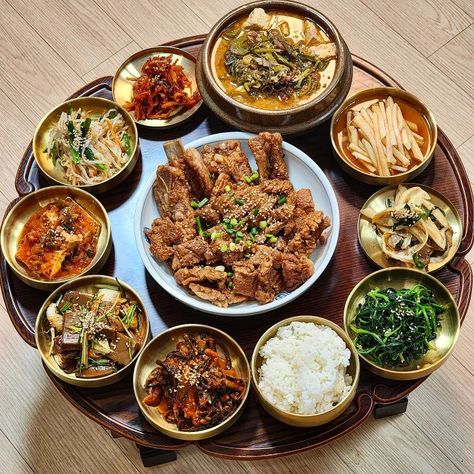 Korean Food Lunch Boxes, Korean Cuisine Aesthetic, Korean Restaurant Aesthetic, K Food, Food Crush, Healthy Food Motivation, Food Table, Fair Food Recipes, Snap Food