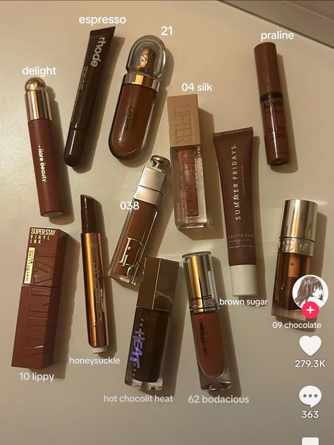 Dark Brown Lipgloss, Brown Lipgloss Aesthetic, Lipgloss Brown, Brown Lipgloss, Lipstick Brown, Gloss Aesthetic, Make Up Lipstick, ليلو وستيتش, Lipstick Liquid