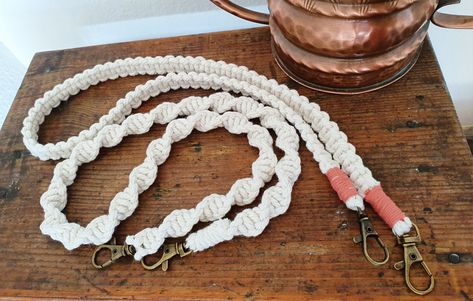 Macrame Key Lanyard Diy, Diy Macrame Lanyard Tutorial, Macrame Lanyard Diy Pattern, Macrame Lanyard Pattern, Macrame Lanyard Tutorial, Diy Lanyard Id Holder, Macrame Lanyard Diy, Macrame Lanyards, Macrame Diy Tutorial