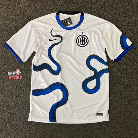 White Football Jersey Outfit, Camisa Time, Sick Clothes, Football Shirt Designs, Football Jersey Shirt, Football Jersey Outfit, Vintage Football Shirts, Retro Football Shirts, Classic Football Shirts