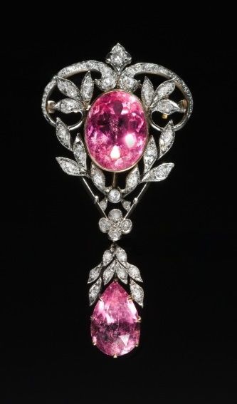 Pendant Brooch, c. 1890-1910, America, late 19th-early 20th century, pink tourmaline, diamonds, gold, platinum. Pink Jewels, Edwardian Jewelry, Antique Brooches, Diamond Brooch, Royal Jewels, Antique Pink, Vintage Jewels, Belle Epoque, Antique Jewellery