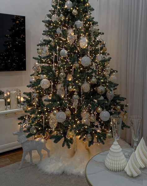 Christmas Tree Inspo, Gold Christmas Tree Decorations, Christmas Tree Decorating Themes, Cozy Christmas Decor, Elegant Christmas Trees, Creative Christmas Trees, Christmas Decor Inspiration, Christmas Tree Inspiration, Christmas Themes Decorations