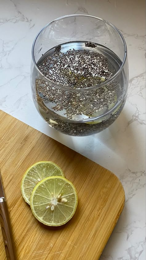 Petit Dej Healthy, بذور الشيا, Chia Seed Water, Drinks Juice, Healthy Food Menu, Lemon Lemonade, Healthy Food Inspiration, Healthy Food Dishes, Healthy Food Motivation