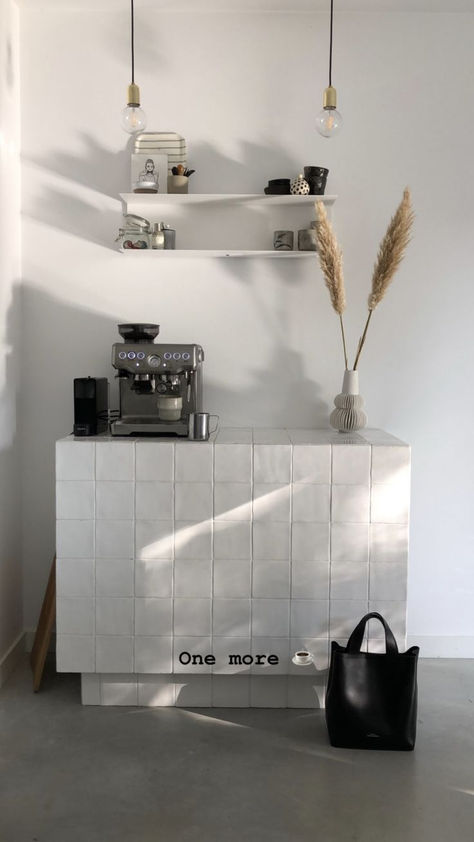 Coffee Station Aesthetic, Koffie Stations, Bars In Kitchen, Coffee Bar Aesthetic, Coffee Bar Decorations, Coffee Bar Inspiration, Coffee Bar Diy, Kaffe Station, Station Aesthetic