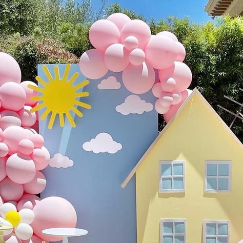 Peppa Pig Decorations Ideas, Peppa Pig First Birthday Party, Peppa Pig House Diy, Peppa Pig Third Birthday Party, Peppa Pig Backdrop, George Pig Birthday Party, Pig Birthday Decorations, Peppa Pig Birthday Decorations, Bolo Da Peppa Pig