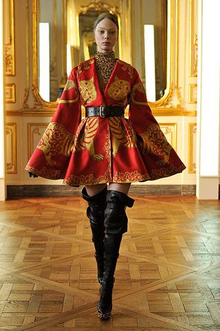 Alexander McQueen Fall 2010 RTW (Swan Song Collection)-Tan… | Flickr Chique Outfits, Fantasy Fashion, Mode Inspiration, Womens Fashion Trends, Costume Design, Couture Fashion, Look Fashion, Runway Fashion, بلاك بينك