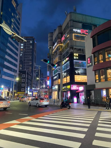 South Korea Convenience Store Aesthetic, Korean Street Night Aesthetic, Korea Street Wallpaper, Busan Korea Aesthetic, Korea Night Aesthetic Wallpaper, Trip To Korea Aesthetic, Korean Aesthetic Background, Korea Convenience Store Aesthetic, Korea Places Aesthetic