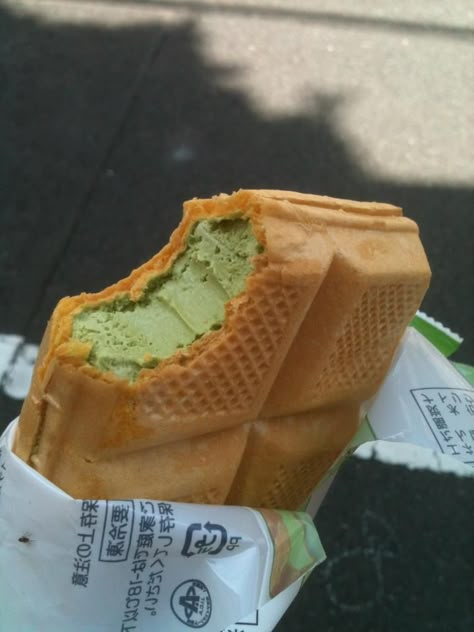 Japanese waffle ice cream Green Tea Ice Cream, Think Food, Food Goals, Ice Cream Sandwich, Puddings, Food Obsession, Cafe Food, Yummy Food Dessert, Pretty Food