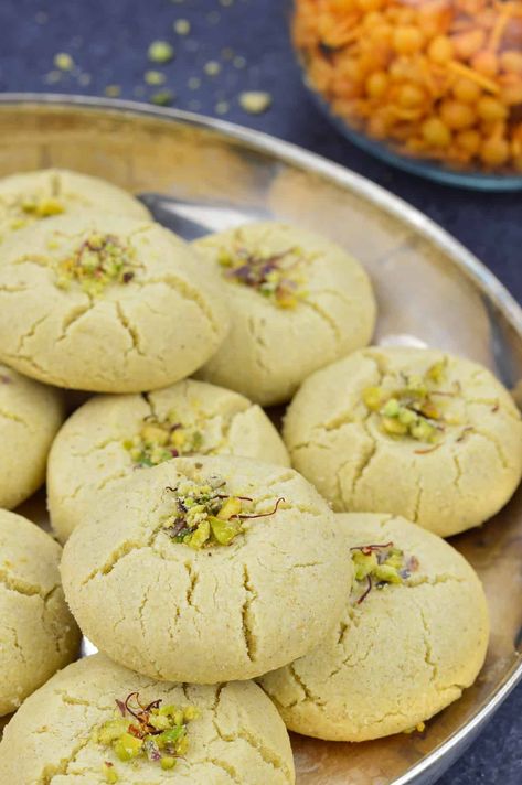 Easy Nankhatai Recipe, Besan Nankhatai Recipe, Nankathai Recipe, Indian Cookies Recipe, Maida Recipes Snacks, Nankhatai Cookies, Nankhatai Recipe Indian, Nan Khatai Recipe, Indian Food Party