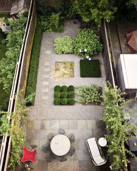 Landscaping: 10 Classic Layouts for Townhouse Gardens - Gardenista Brooklyn Backyard, Playground Landscaping, Pea Gravel Patio, Townhouse Garden, Gravel Landscaping, Modern Patio Design, Gravel Patio, Raised Garden Beds Diy, Gravel Garden