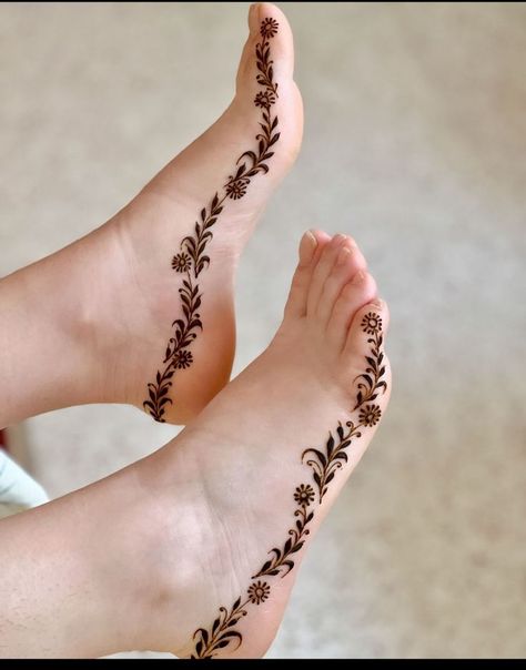 Mehndi Designs For Lag, Minimal Feet Henna Designs, Feets Mehndi Designs, Foot Design Mehndi, Mehandi Designs For Leg, Mehendi Designs For Foot, Henna Design For Leg, Mehndi Designs Heavy, Henna Design Leg