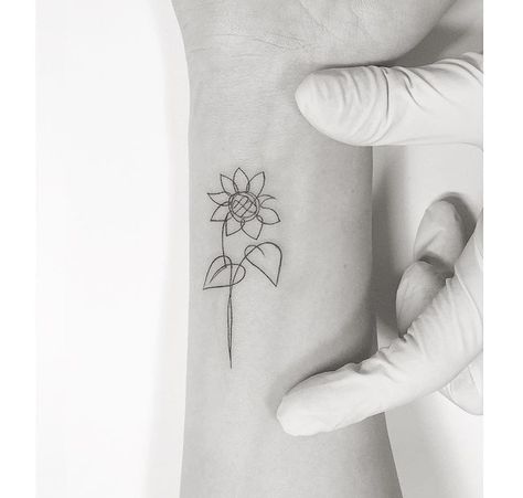 Line Tattoo Sunflower, One Line Sunflower, Line Sunflower Tattoo, Tattoo Line Drawing, Sunflower Tattoo Simple, Mundo Hippie, Tattoo Sunflower, Cream Tattoo, Tulip Tattoo