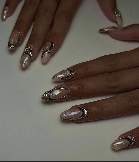 Oyster Nails, Chain Nails, Iridescent Nail Polish, Nyc Nails, Velvet Nails, Shiny Nails, Pearl Nails, Hot Nails, Xmas Nails