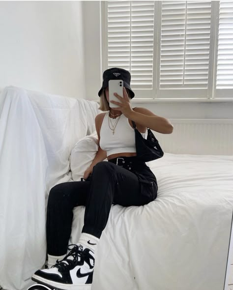 👜 on Twitter: "… " Neue Outfits, Tomboy Style Outfits, Looks Street Style, Ootd Inspo, Mode Inspo, Tomboy Fashion, Streetwear Fashion Women, 가을 패션, Edgy Outfits