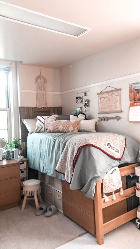 Fsu Dorm, University Dorm, Boho Dorm Room, University Dorms, Boho Dorm, Desk Layout, Dorm Inspo, Dorm Room Inspiration, Dorm Ideas