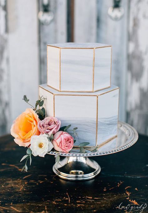 White And Gold Wedding Cake, Honeycomb Cake, White And Gold Wedding, Wedding Cake Ombre, Spring Wedding Cake, Romantic Wedding Cake, Marble Wedding, Amazing Wedding Cakes, Fall Wedding Cakes