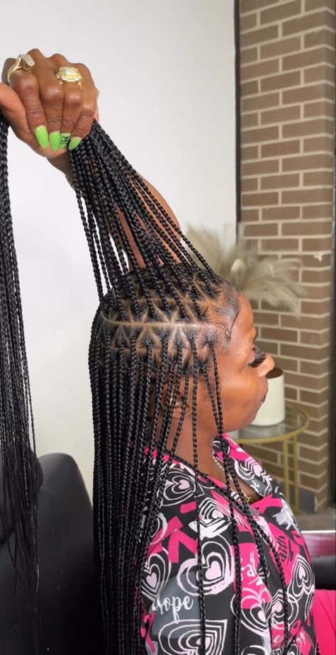 Bday Hairstyles, Vacay Hair, Long Knotless Braids, Cornrow Updo Hairstyles, Wigs Hairstyle, Triangle Parts, Parting Hair, Triangle Hair, Short Box Braids Hairstyles