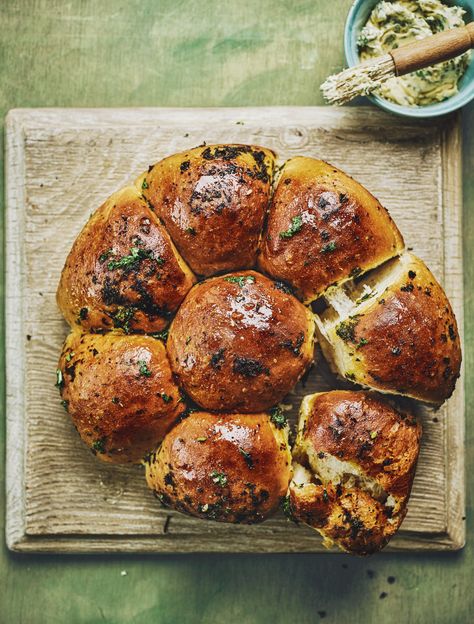 This easy garlic and herb bread tear-and-share bread is delicious served with meats and cheeses, and is perfect for feeding a crowd. Garlic And Herb Bread, Tear And Share Bread, Bread Twists, Pesto Bread, Star Bread, Herb Bread, Paul Hollywood, Roll Recipes, Cheesy Bread