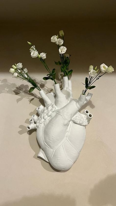 Heart Clay Sculpture, Clay Exhibition, Heart Shaped Vase, Heart Sculpture, Sculpture Art Projects, Sculpture Art Clay, S Heart, Small Canvas Art, Ceramics Pottery Art