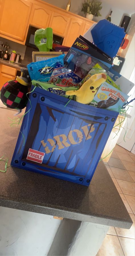 Perfect basket for a fortnite fan Fortnite Easter Basket Ideas, Fortnite Gift Basket, Fortnite Easter Basket, Gamer Easter Basket Ideas, Fortnite Gift Ideas, Egg Competition Ideas, Gamer Gift Basket, Fortnite Toys, Easter Egg Competition Ideas