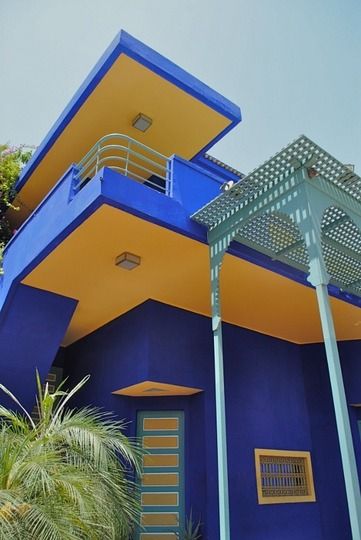 Majorelle Garden House Cobalt Blue Walls, Moroccan Exterior, Majorelle Garden, Indie Rooms, Majorelle Blue, Colour Architecture, Garage Exterior, Yves Klein, Marrakesh Morocco