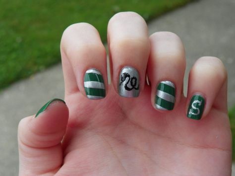 love these nails! as a proud snake, i will be trying these! Slytherin Nails, Potter Nails, Harry Potter Nail Art, Acrylics Nails, Harry Potter Nails, Character Cosplay, Animal Nail Art, Slytherin Pride, Short Nails Art