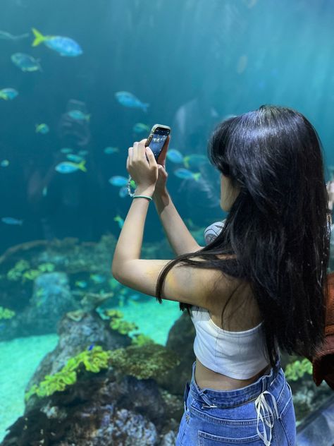 Aquarium Photoshoot Photo Ideas, Aquarium Pose Ideas, Aquarium Photoshoot, Aquarium Outfit Ideas, Instagram Ideas Pictures, Aquarium Outfit, Aquarium Party, Aquarium Pics, Dinner Pics