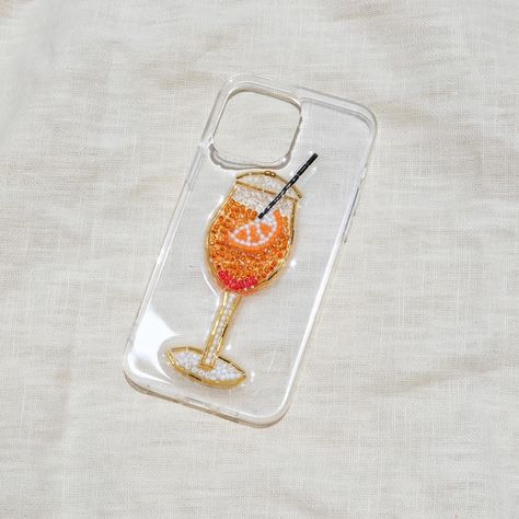 what’s your drink of choice? 🍸 our new beaded cocktail collection is now LIVE on our website! the most perfect phone case for the summer 🍹 each bead is individually hand placed and adjusted 🫶🏻🫶🏻 I loveeee this collection so much!! hope you all like them too 💘💘 Shell Iphone Case, Beaded Aperol Spritz, Resin Phone Case, Gold Phone Case, Using Resin, Phone Inspo, Italy Style, Aperol Spritz, Crystal Art