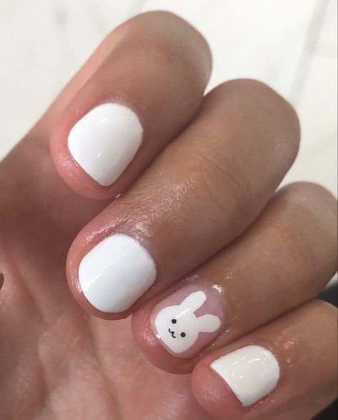 Short Bunny Nails, Easy Bunny Nail Art, Short Nails Aesthetic Ideas, Cute Nail Designs Animals, Bunny Short Nails, Bunny On Nails, Miffy Nails Short, Bunny Nails Short, Cat Nails Short