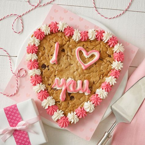 Valentine's Day Cookie Delivery: 15 Sweet Gifts for Your Special Someone Mrs Fields, Anniversary Cookies, Cookie Delivery, Message Of Love, Chocolate Chip Cookie Cake, Heart Cookie, Heart Shaped Cookies, Salty Cake, Gingerbread Recipe