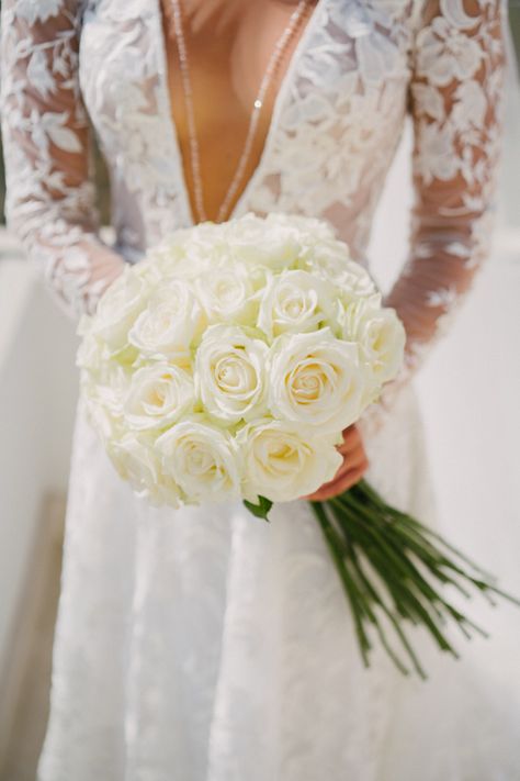 White bridal bouquet Round Rose Bouquet, Bridal Bouquet Elegant, Round Bridal Bouquet, Roses Bridal Bouquet, White Rose Wedding Bouquet, Elegant Wedding Flowers, Modern Bouquet, Round Bouquet, White Roses Wedding