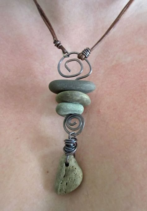 Symbolism in Jewelry : Cairns. Make a cairn necklace to remember a loved one or ancestor. Gather stones from a place of significance and drill them. Perfect Samhain craft! Hantverk Diy, Rock Jewelry, Funky Jewelry, A Necklace, Cairns, Diy Schmuck, Hippie Chic, Metal Wire, Stone Pendant