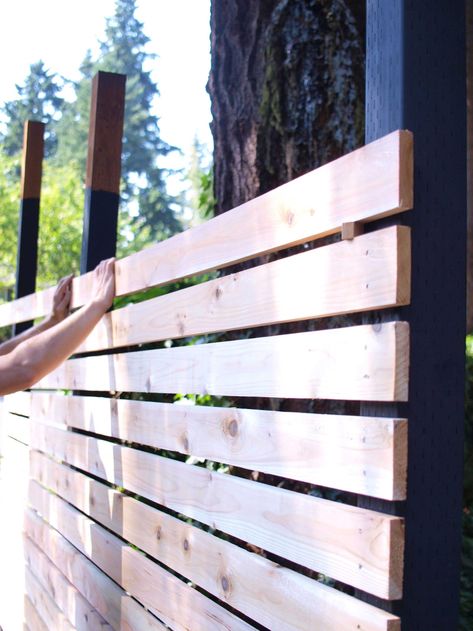 modern horizontal fence diy Mid Century Modern Fence, Diy Backyard Fence, Fence Diy, Coffee Diy, Privacy Fence Designs, Backyard Fence, Backyard Buildings, Horizontal Fence, Backyard Privacy