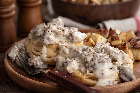 Pioneer Woman Gravy, Biscuits Gravy Recipe, Breakfast Sausage Gravy, Poverty Meals, Southern Sausage Gravy, Poverty Meal, Gravy Biscuits, Biscuits And Gravy Recipe, Biscuits And Sausage Gravy