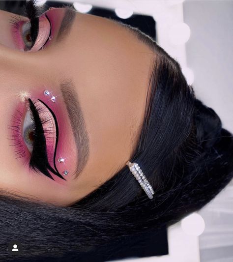 Glitter Makeup Looks, Huda Kattan, Dramatic Eye Makeup, Cute Eye Makeup, Rave Makeup, Eye Makeup Pictures, Unique Makeup, Dope Makeup, Colorful Eye Makeup