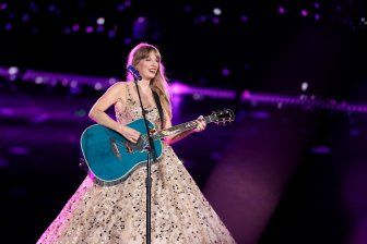 Taylor Swift Bangs, Red Carpet Hair, Taylor Swift Speak Now, Estilo Taylor Swift, All About Taylor Swift, Speak Now, Taylor Swift Hair, Taylor Swift Concert, Joe Jonas