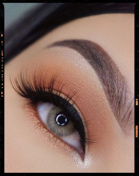 Light Peach Makeup, Peach Dress Eye Makeup, Soft Peach Eye Makeup, Makeup Looks For Peach Dress, Natural Peachy Makeup, Peach Eyeshadow Looks, Vestidos Color Melon, Peach Makeup Look, Sparkly Eye Makeup