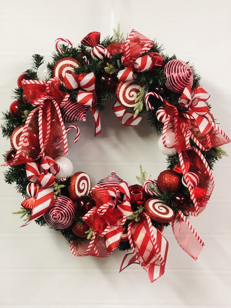 Diy Candy Cane Wreath, Dollar Tree Wreath Ideas Christmas Decor, Gingerbread Christmas Tree, Christmas Wreaths Diy Easy, Peppermint Christmas, Christmas Candle Decorations, Christmas Interiors, White Christmas Decor, Christmas Porch