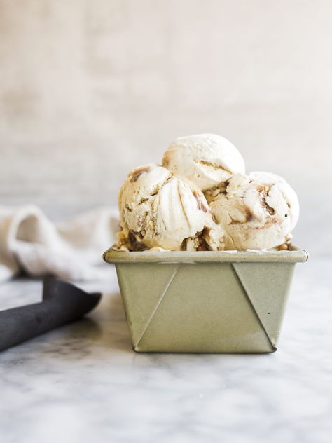 No-Churn Cinnamon Maple Swirl Ice Cream by Wood and Spoon. This simple homemade ice cream is the perfect addition to holiday and thanksgiving pies. A vanilla bean base is swirled with a stovetop maple and cinnamon sauce that is made with brown sugar. This ice cream takes less than 10 minutes to make and will taste terrific served as an accompaniment or just by itself. Learn how to make no churn ice cream on thewoodandspoon.com by Kate Wood. Bananas Foster Ice Cream, Banana Foster Ice Cream, Cinnamon Ice Cream Recipe, Outside With Friends, Brownies Ice Cream, Swirl Ice Cream, Ice Cream Bread, Icing Chocolate, Ice Cream Pudding