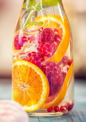 Fresca Drinks, Strawberry Infused Water, Too Good For You, Citrus Water, Help With Digestion, Flavored Water Recipes, Detox Waters, Pomegranate Recipes, Mint Water