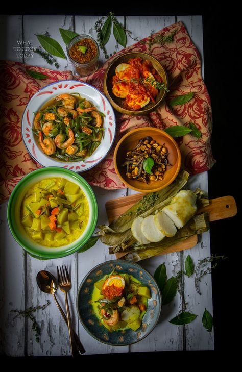 How to prepare lontong sayur medan (Medanese rice cakes with savory dishes) #lontong #Indonesianrecipes Cap Go Meh, Dish Presentation, Indonesian Rice, Peranakan Food, Nyonya Food, Beef With Broccoli, Food Set Up, Asian Side Dishes, Asian Cucumber Salad