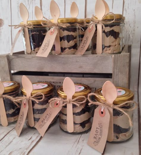 Cake jar wedding favours Jar Cake Packing Ideas, Brownie Party Favors, Dessert Hampers, Dessert Boxes Packaging, Mason Jar Desserts Recipes, Picnic Boxes, Rakhi Hampers, Dessert Quotes, Handmade Hamper