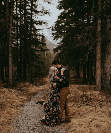 Dark Fall Photoshoot Family, Moody Winter Family Photos, Dark And Moody Fall Family Pictures, Moody Family Photo Outfits, Moody Family Pictures, Fine Art Family Photography, Dark And Moody Family Photos, Moody Fall Photoshoot, Moody Fall Family Photos