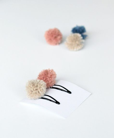 how to make pompom hair clips | your DIY family  #pompoms #diyhairclips #hairaccessories #diy #makeyourown Diy Pom Poms, Hair Clips Diy, Diy Pom Pom, Crochet Hair Accessories, Pom Pom Crafts, Diy Gifts For Kids, Baby Hair Clips, Diy Headband, Diy Hair Accessories